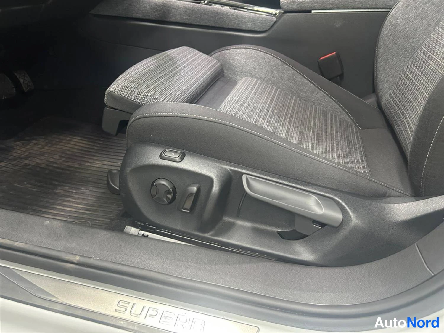 Valkoinen Skoda Superb 2025, kuva 13
