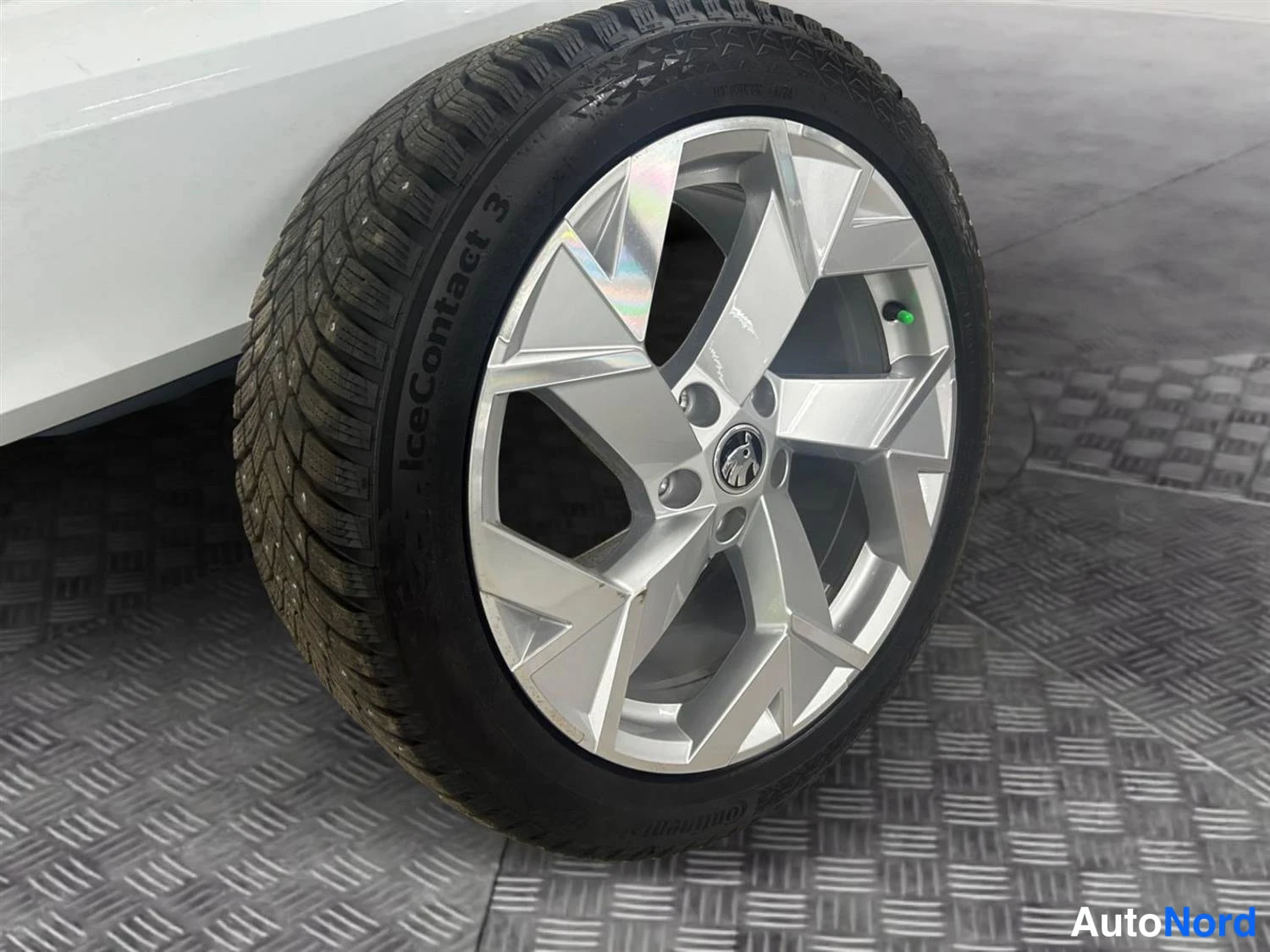 Valkoinen Skoda Superb 2025, kuva 14