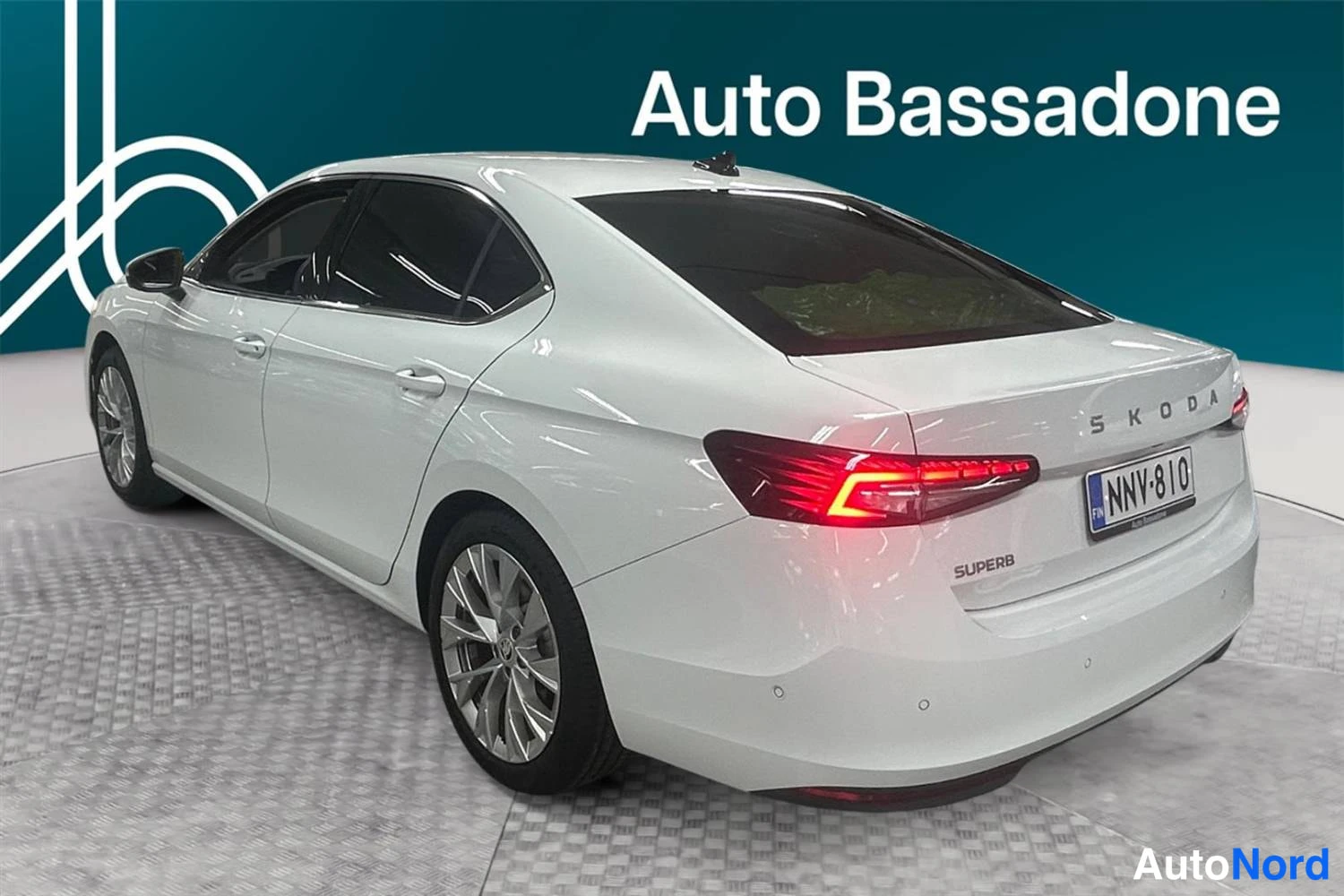 Valkoinen Skoda Superb 2025, takaviisto, kuva 6
