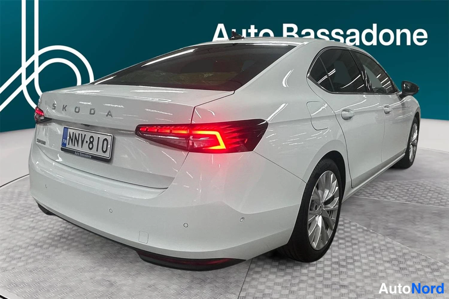 Valkoinen Skoda Superb 2025, takaviisto, kuva 7