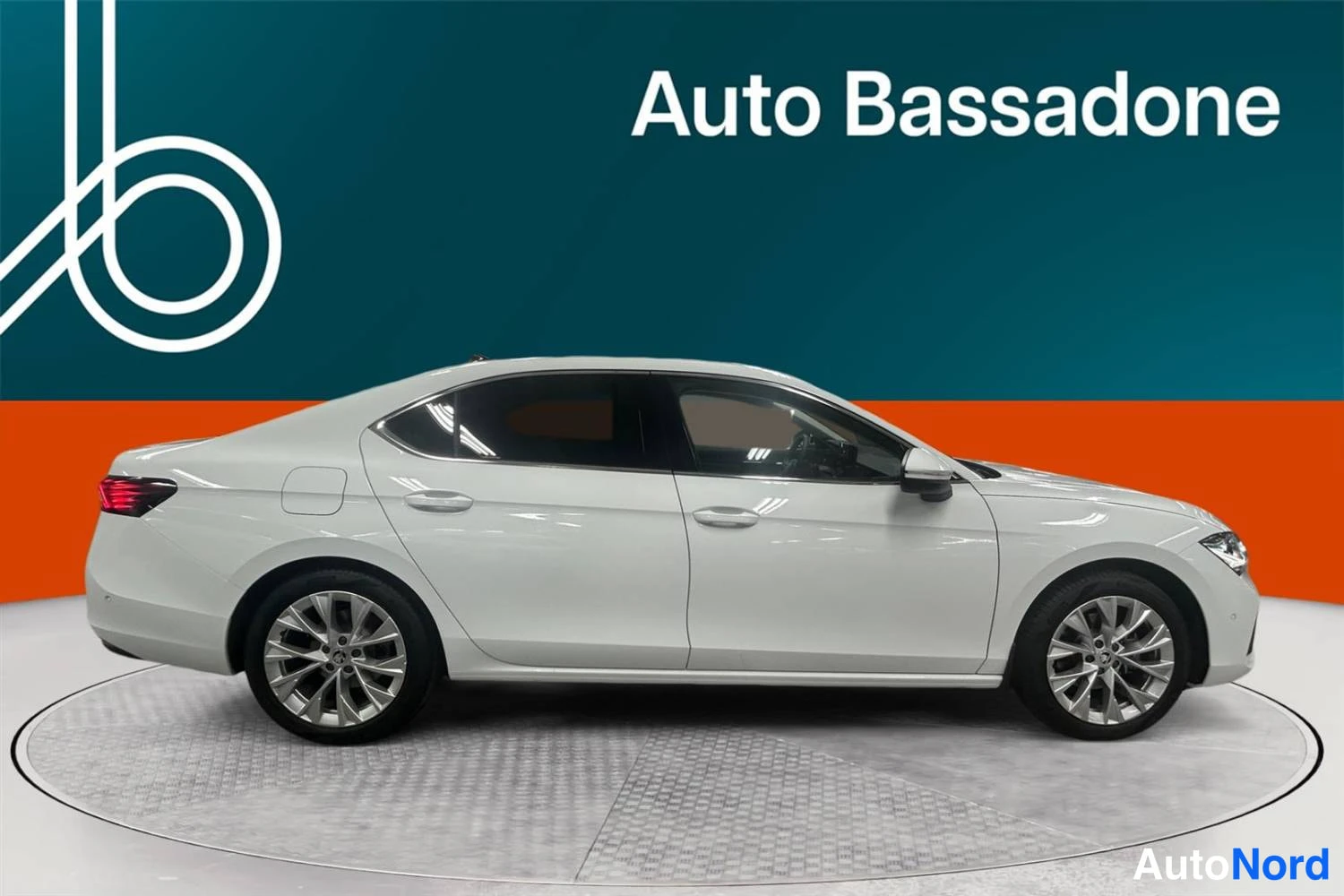 Valkoinen Skoda Superb 2025, sivulta, kuva 5