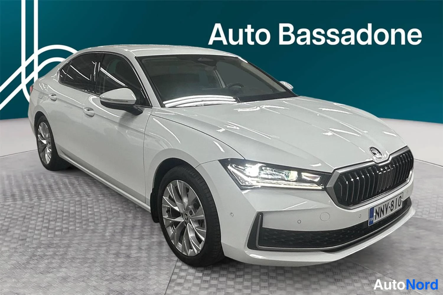 Valkoinen Skoda Superb 2025, etuviisto, keula oikealle, kuva 2