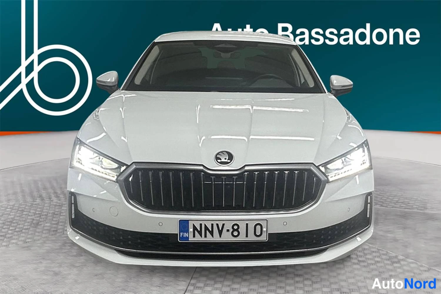 Valkoinen Skoda Superb 2025, edestä, kuva 3