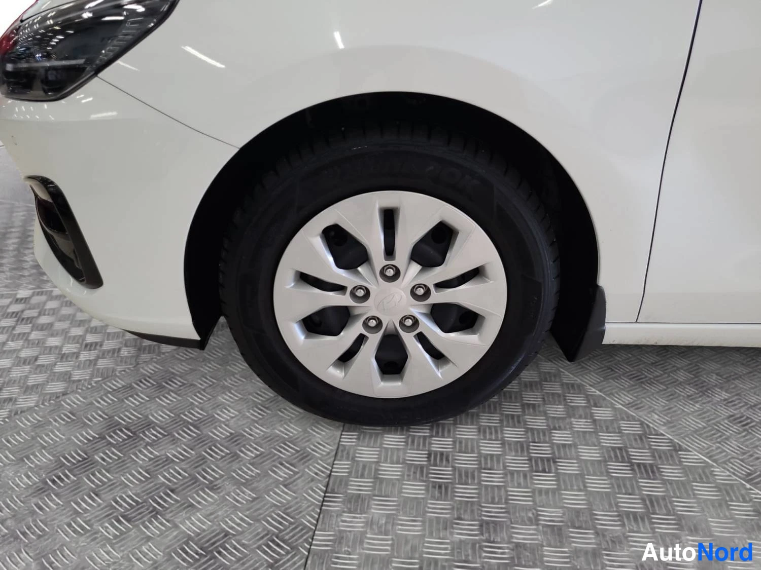 Valkoinen Hyundai I30 2025, etuviisto, keula vasemmalle, kuva 2