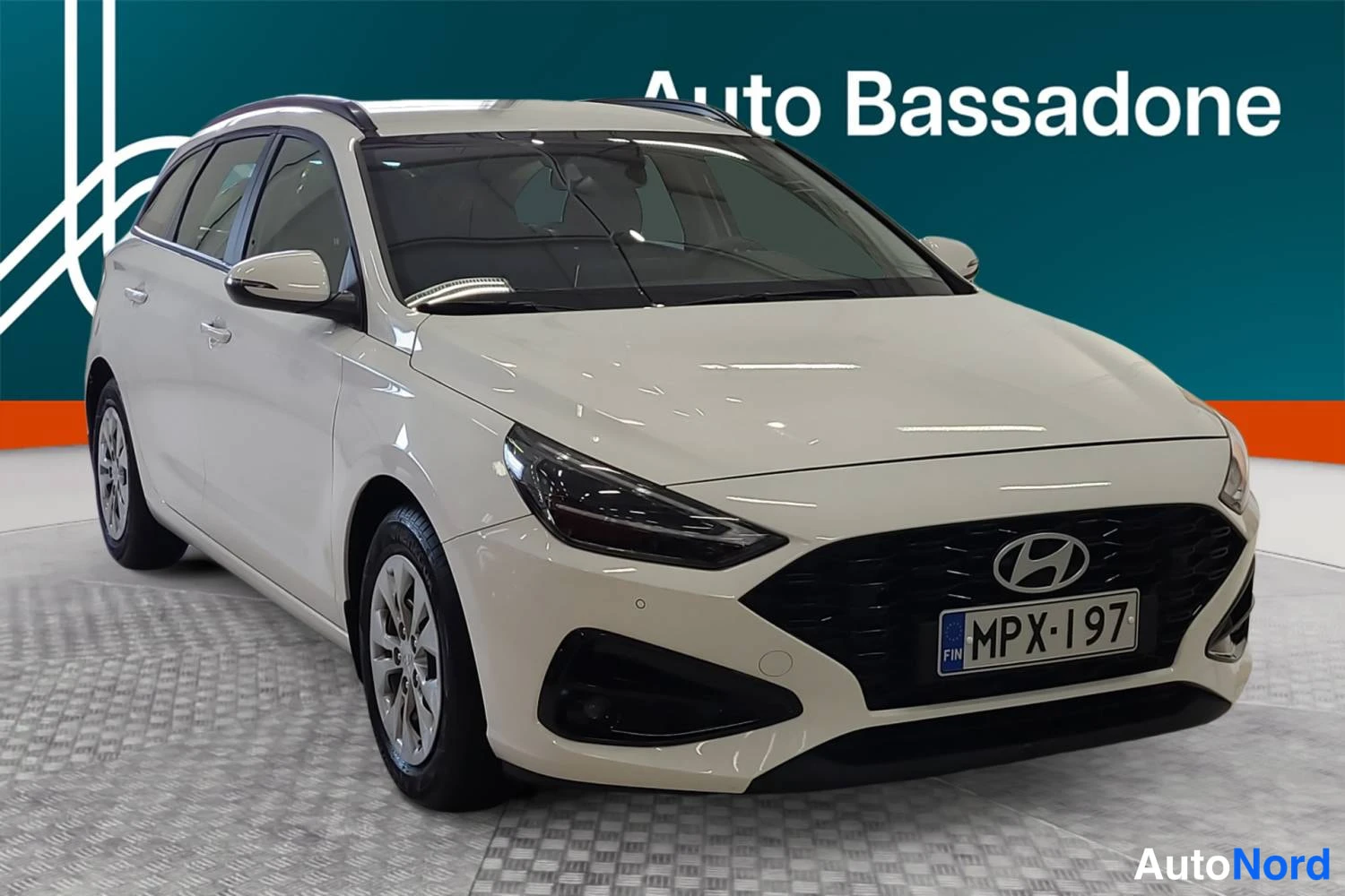 Valkoinen Hyundai I30 2025, etuviisto, keula oikealle, kuva 3