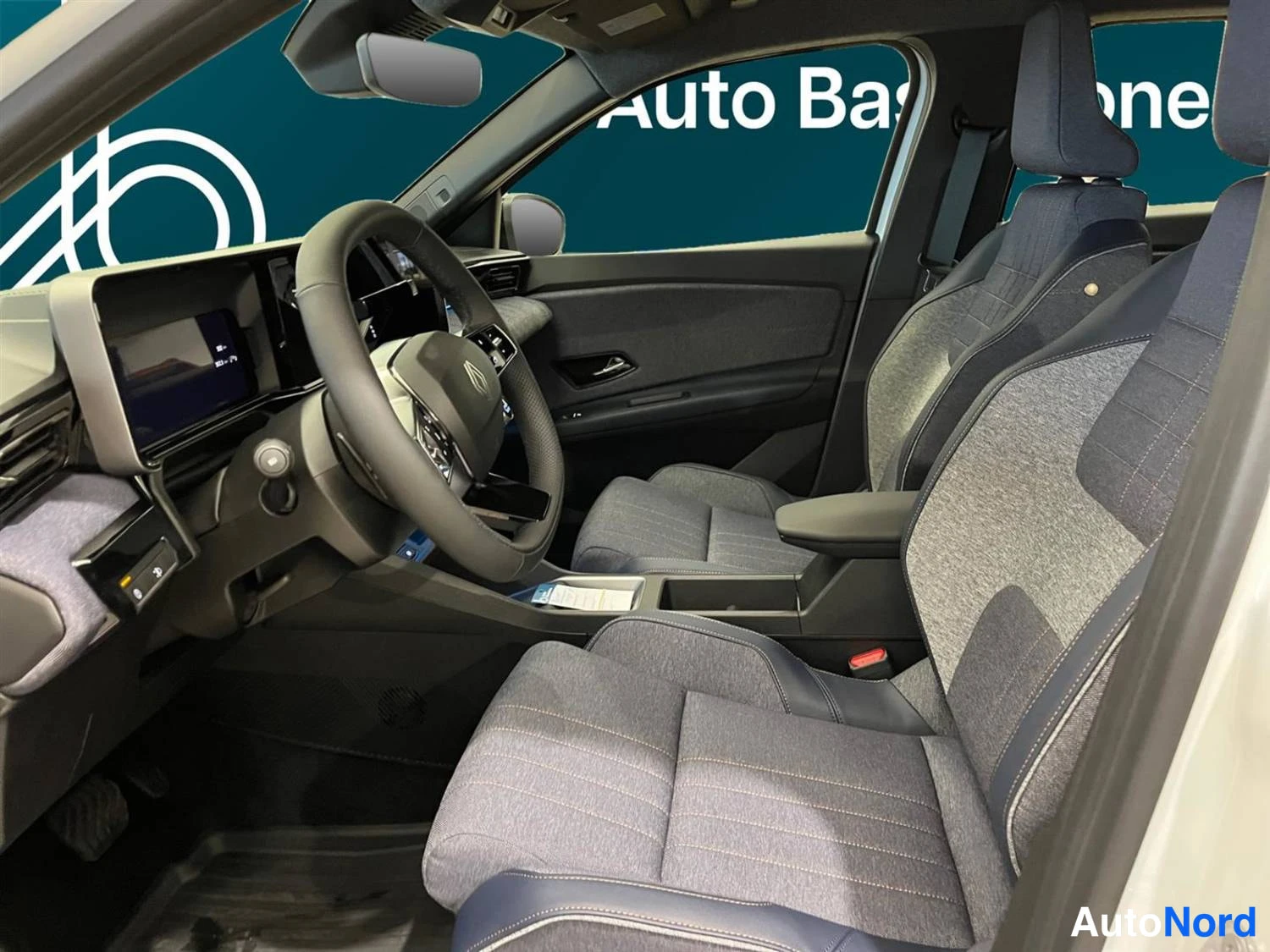 Valkoinen Renault 4 E-Tech electric 2026, ohjaamo, kuva 10