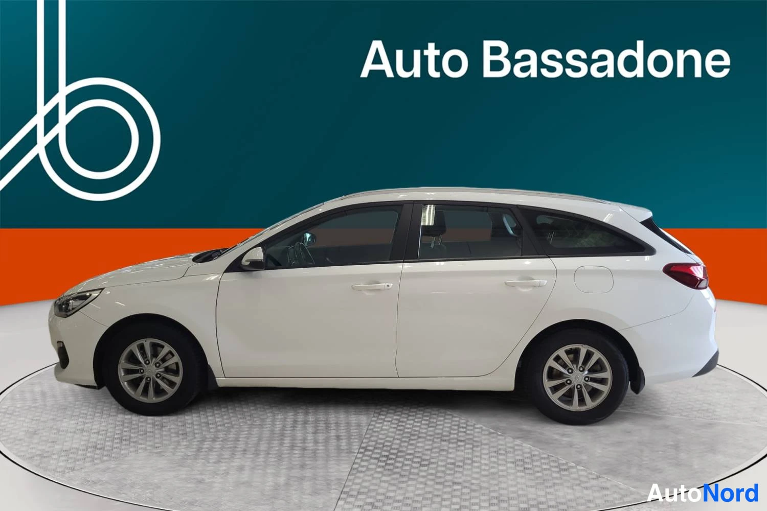 Valkoinen Hyundai I30 2020, sivulta, kuva 4