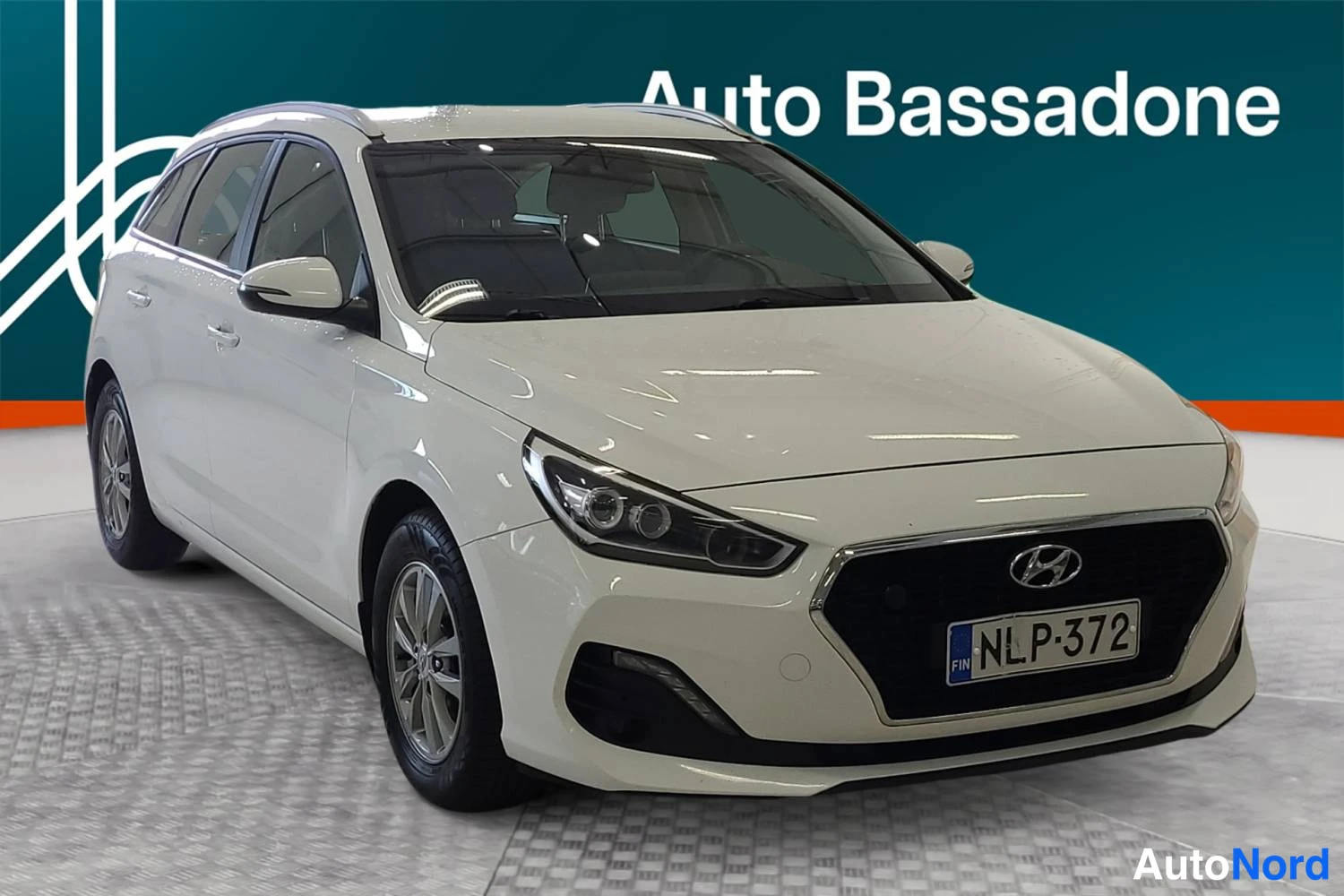 Valkoinen Hyundai I30 2020, etuviisto, keula oikealle, kuva 2