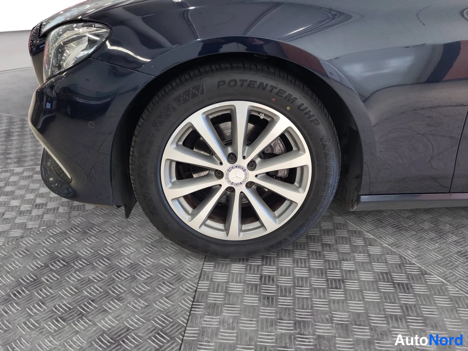 Sininen Mercedes-Benz E 200 d 2020, etuviisto, keula vasemmalle, kuva 2