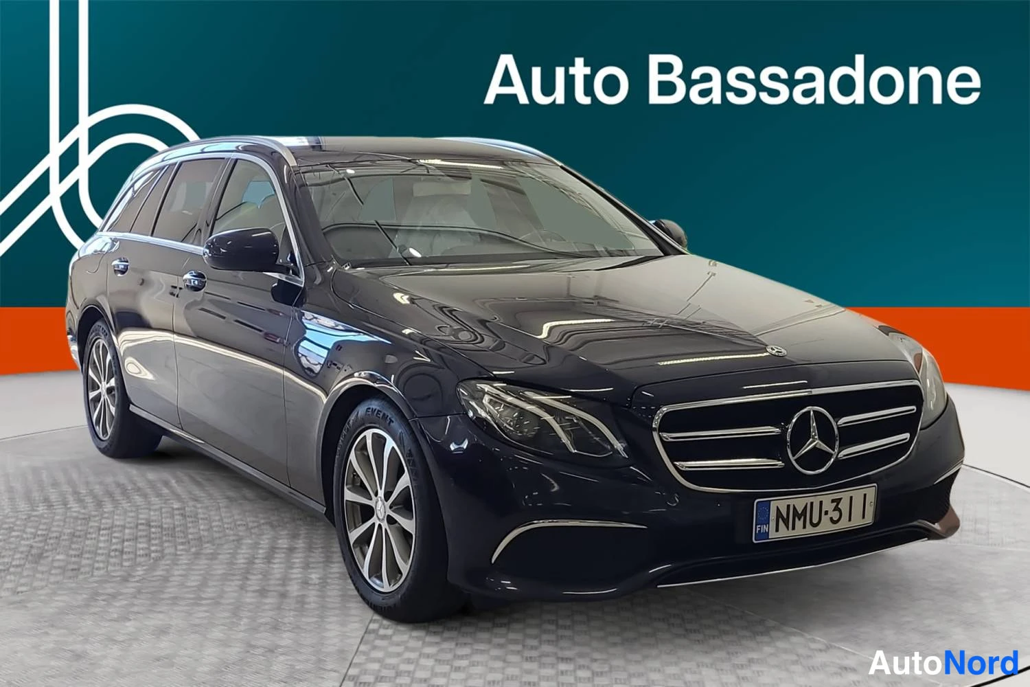 Sininen Mercedes-Benz E 200 d 2020, etuviisto, keula oikealle, kuva 3
