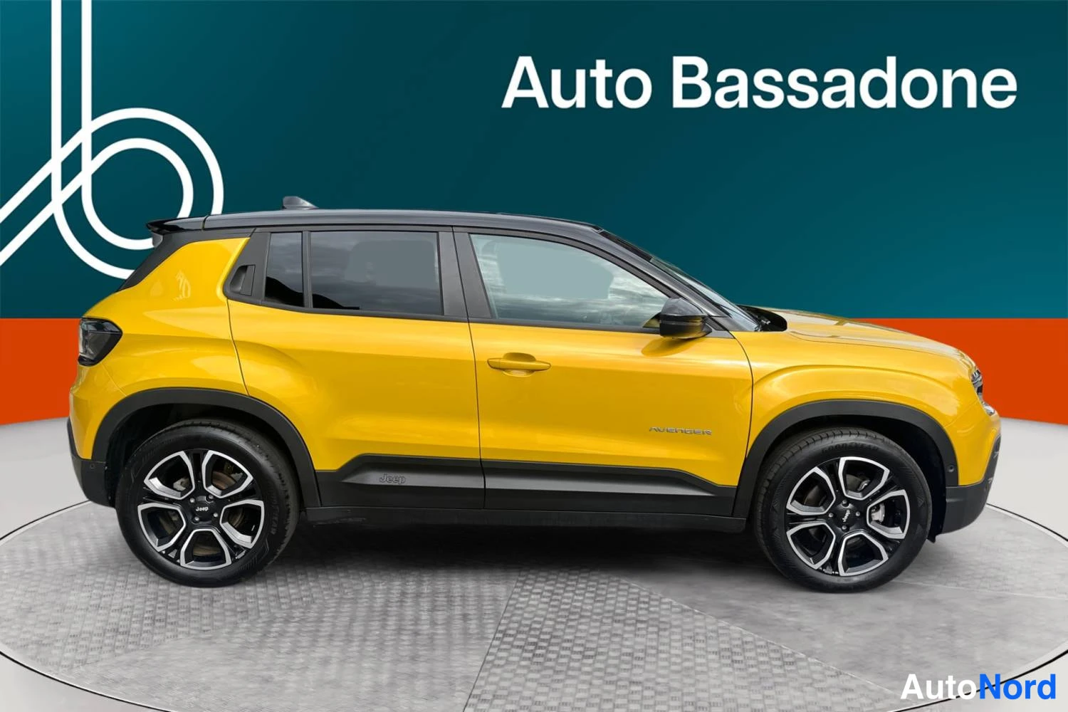 Keltainen Jeep Avenger 2024, sivulta, kuva 4