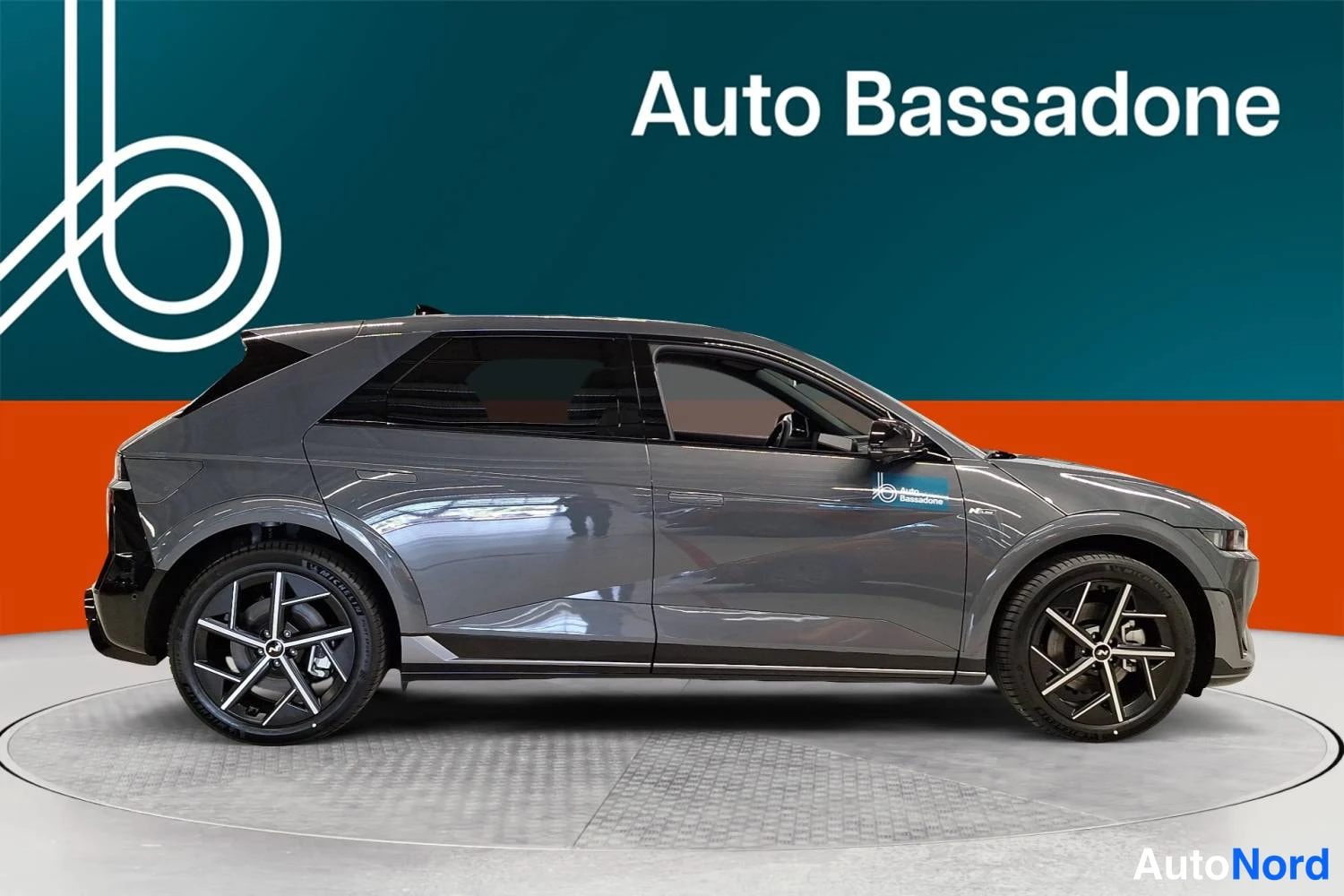 Harmaa Hyundai Ioniq 5 2025, sivulta, kuva 3