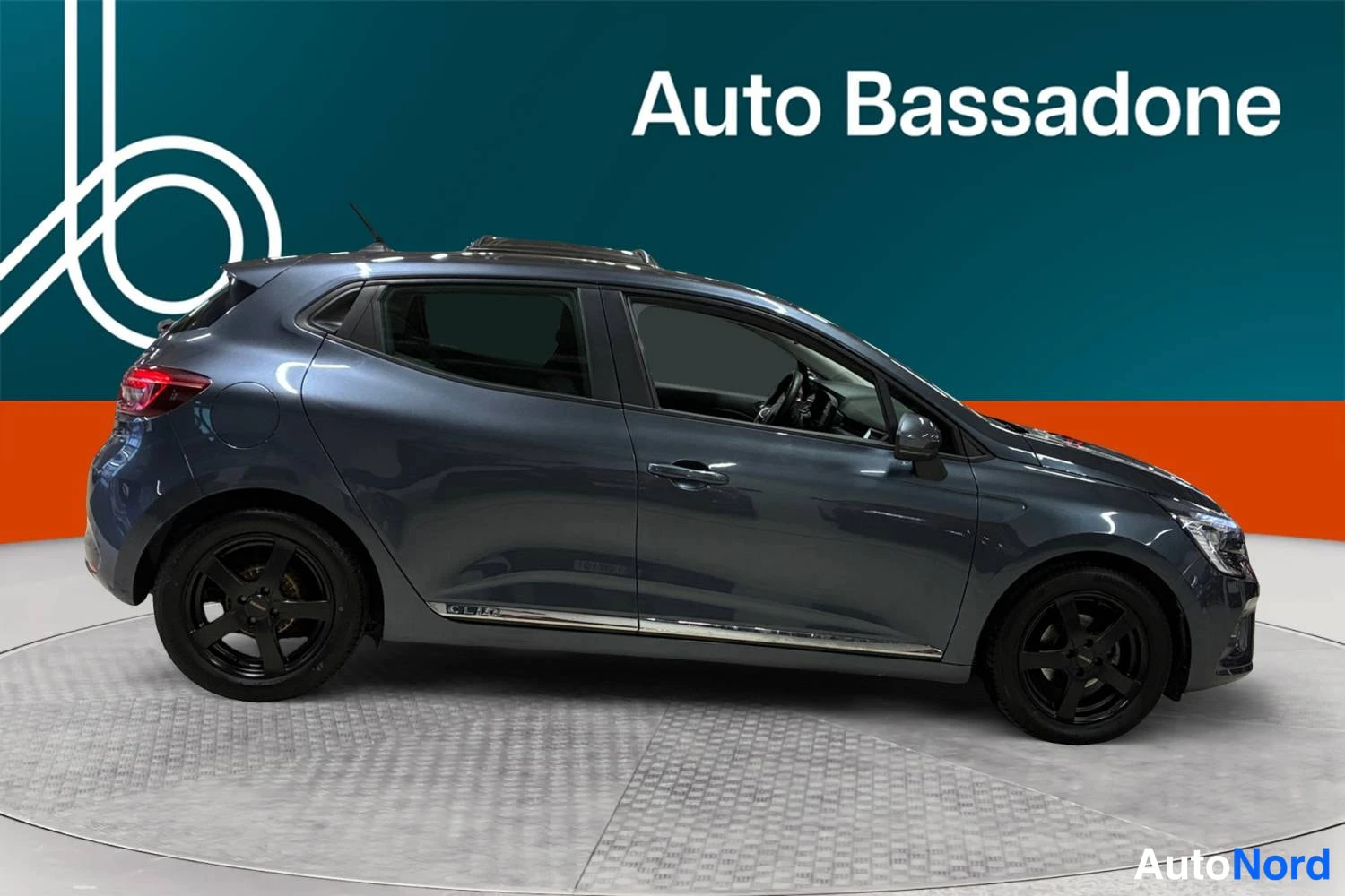 Harmaa Renault Clio 2022, etuviisto, keula oikealle, kuva 2