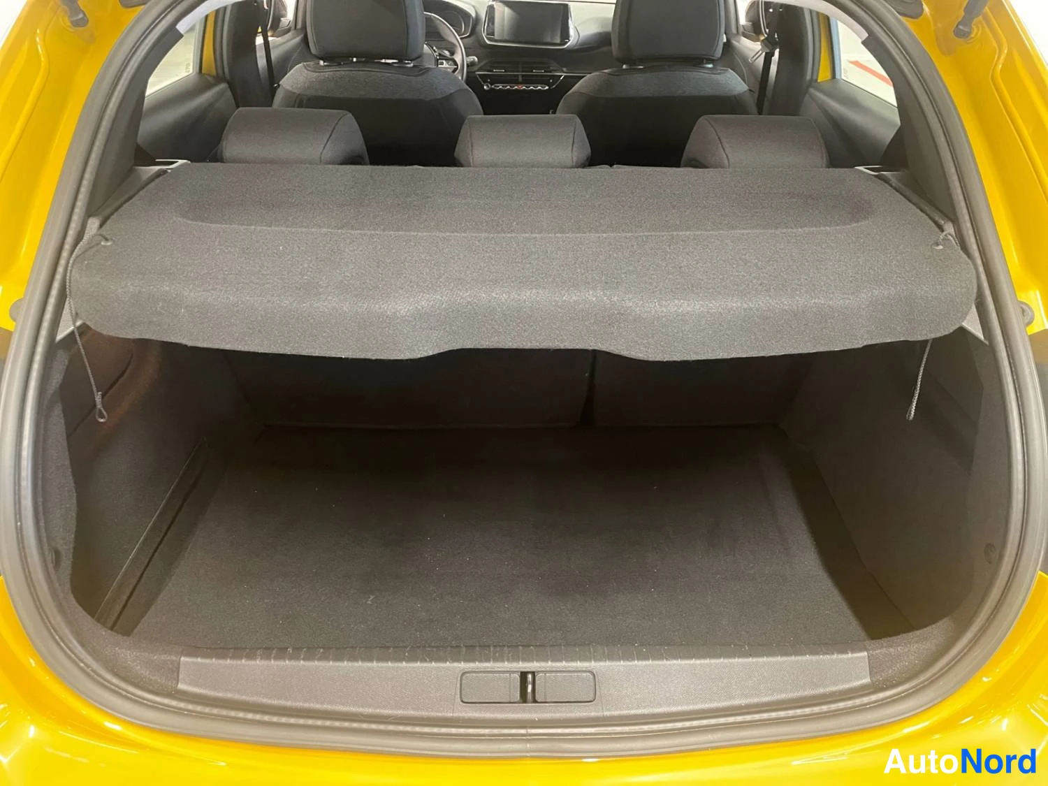Keltainen Peugeot 208 2022, kuva 15
