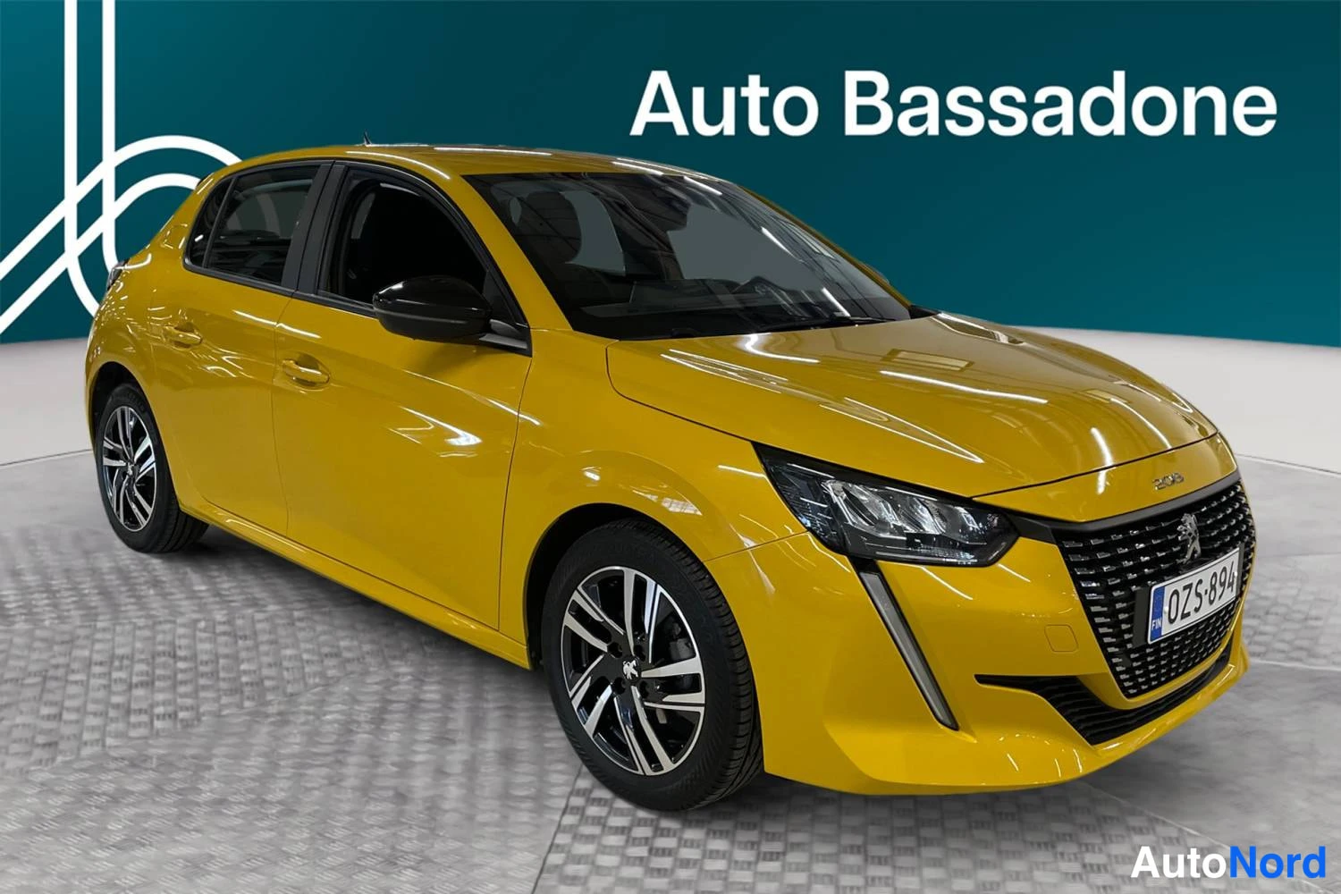 Keltainen Peugeot 208 2022, etuviisto, keula oikealle, kuva 3