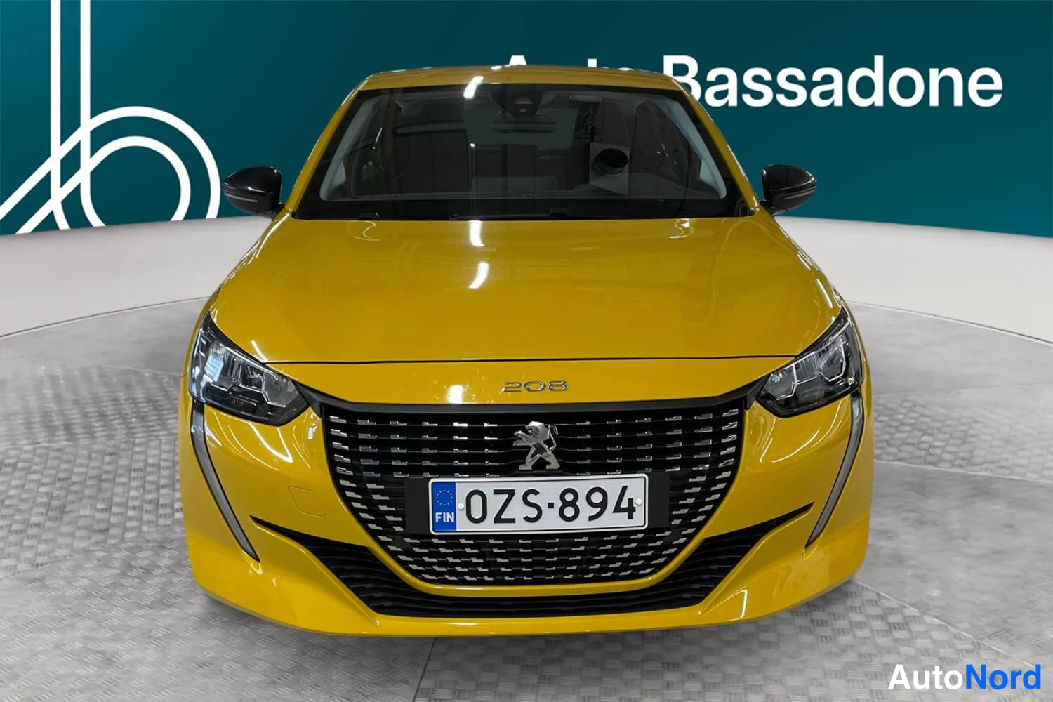 Keltainen Peugeot 208 2022, edestä, kuva 4