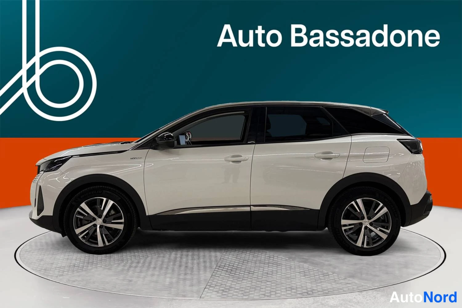 Valkoinen Peugeot 3008 2023, sivulta, kuva 5