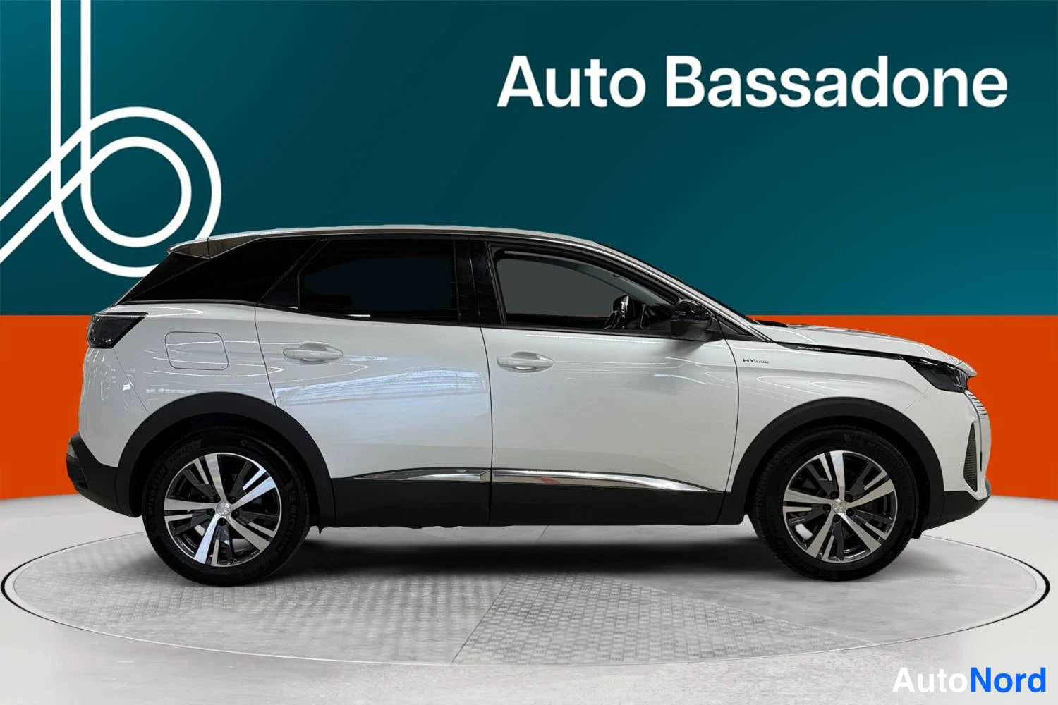 Valkoinen Peugeot 3008 2023, etuviisto, keula oikealle, kuva 2