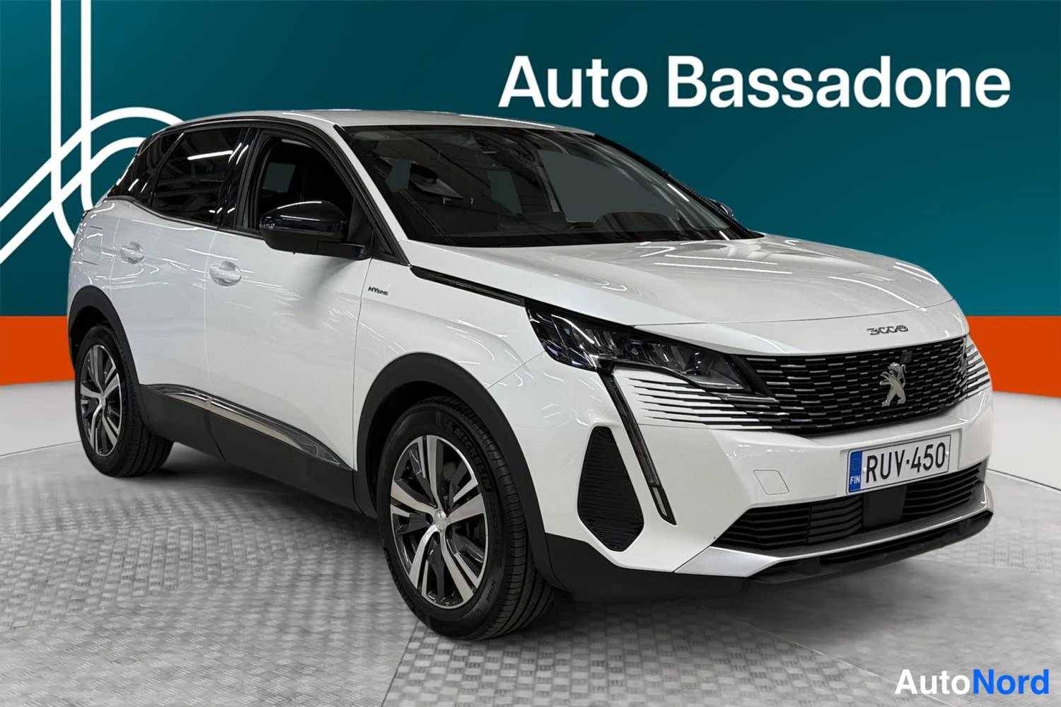 Valkoinen Peugeot 3008 2023, etuviisto, keula oikealle, kuva 3