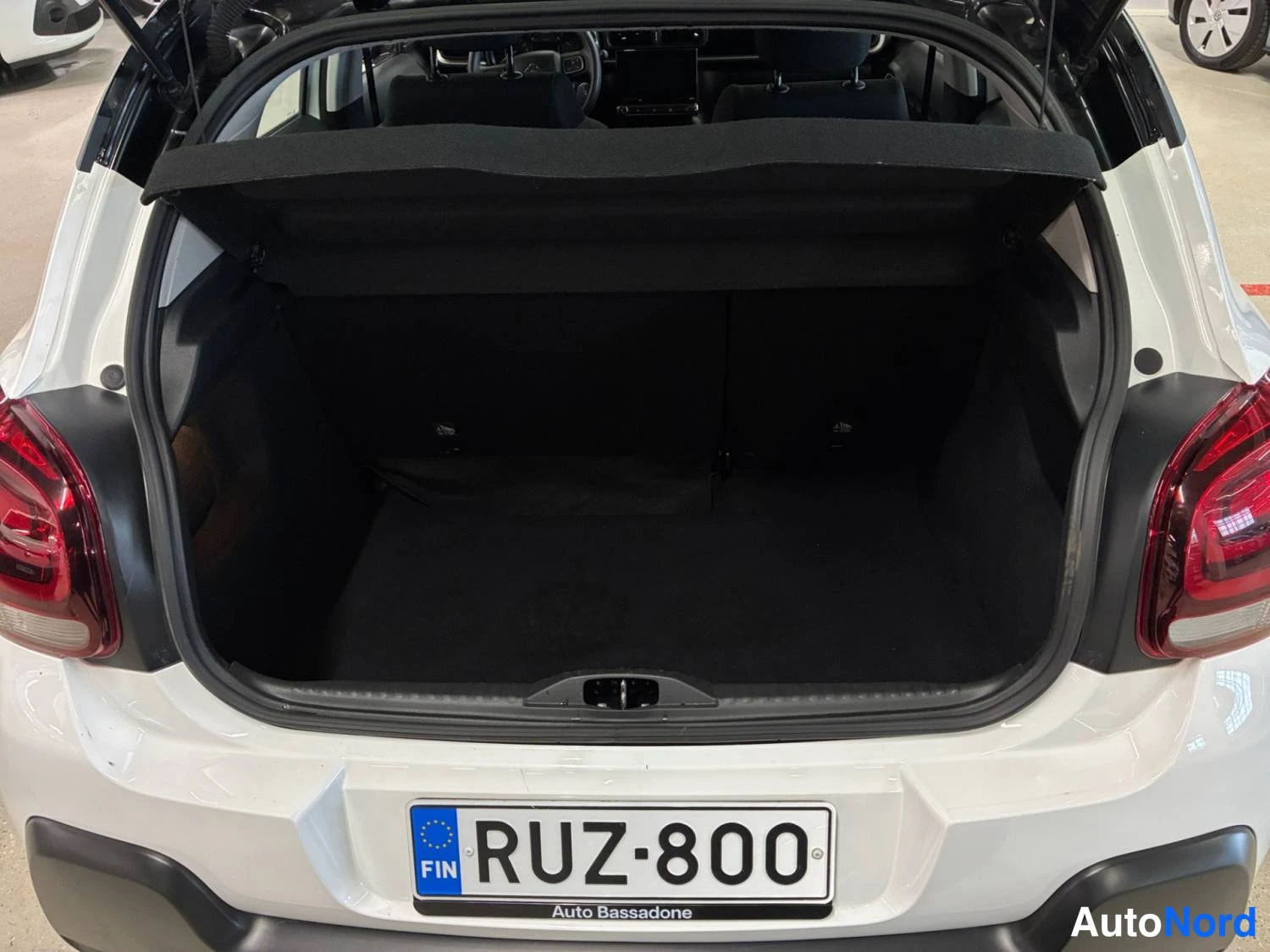 Valkoinen Citroen C3 2023, takaa, kuva 9