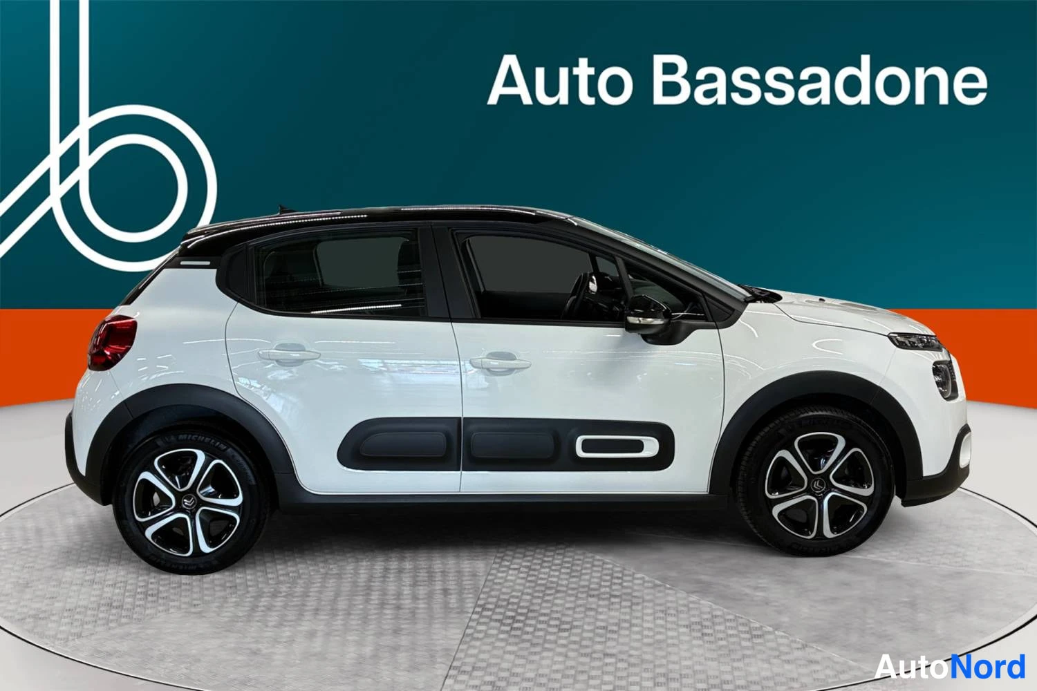 Valkoinen Citroen C3 2023, etuviisto, keula oikealle, kuva 2