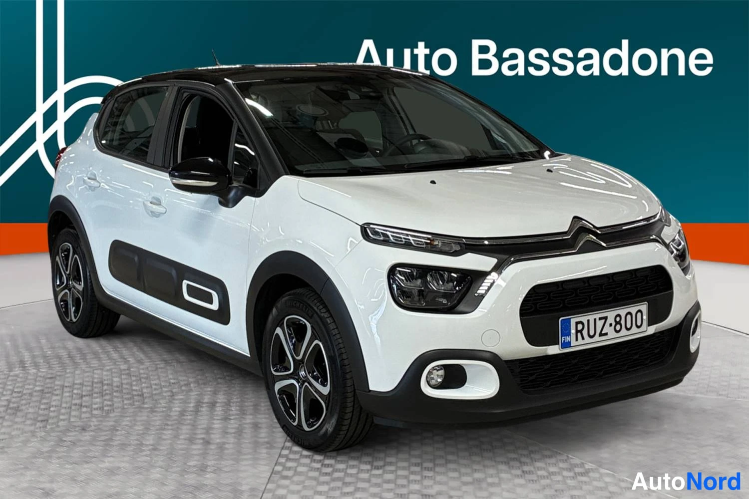 Valkoinen Citroen C3 2023, etuviisto, keula oikealle, kuva 3