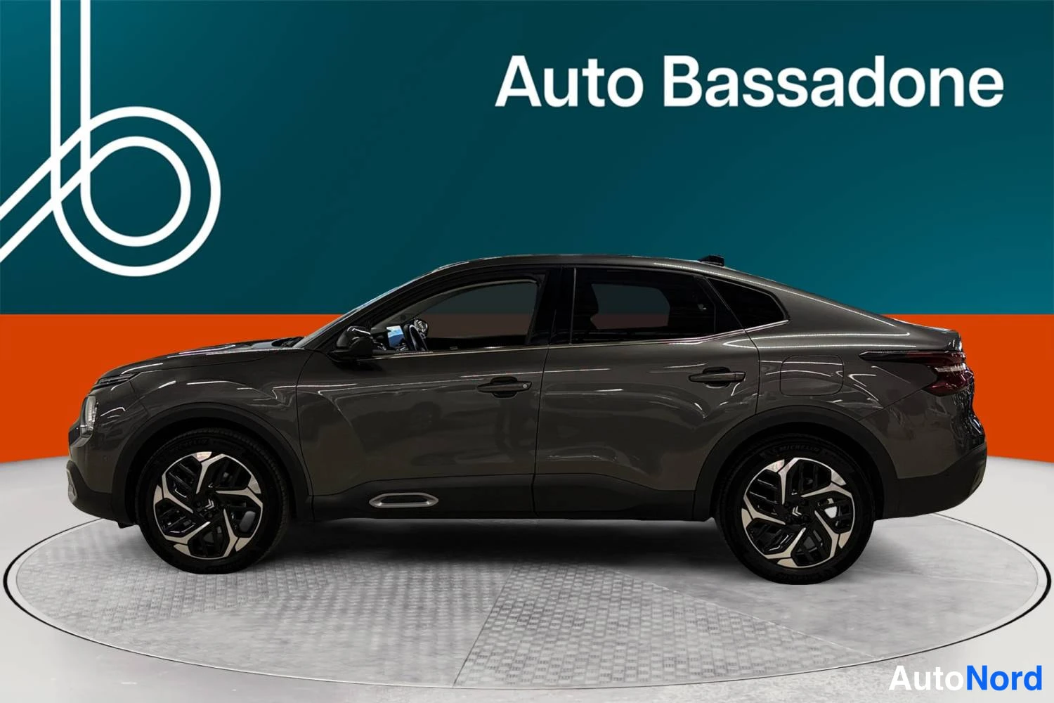 Harmaa Citroen C4 x 2023, sivulta, kuva 4