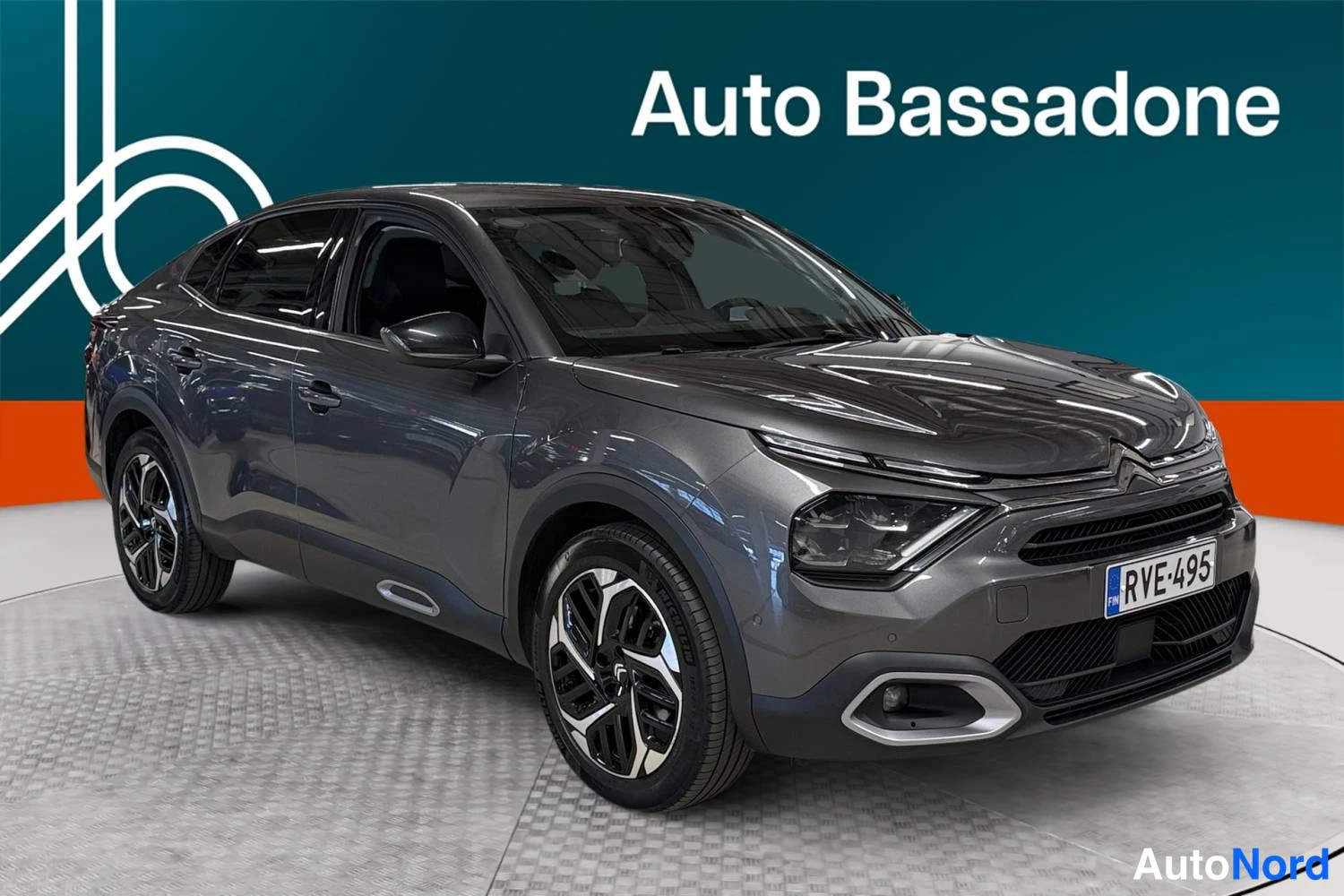 Harmaa Citroen C4 x 2023, etuviisto, keula oikealle, kuva 2