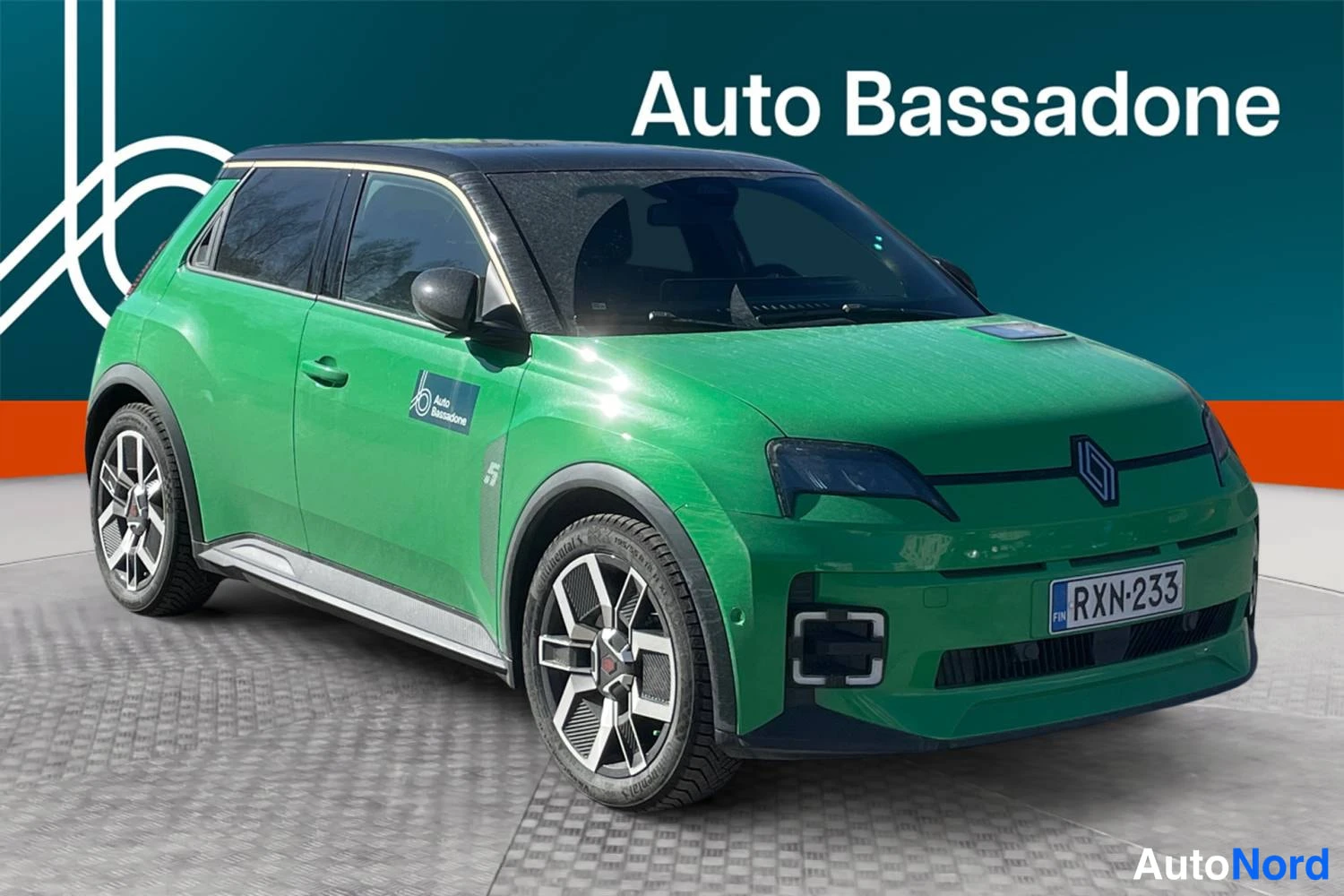 Vihreä Renault 5 E-Tech electric 2026, etuviisto, keula oikealle, kuva 3