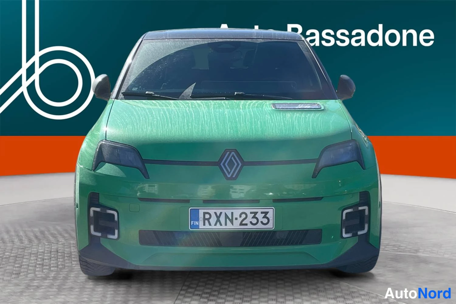 Vihreä Renault 5 E-Tech electric 2026, edestä, kuva 4