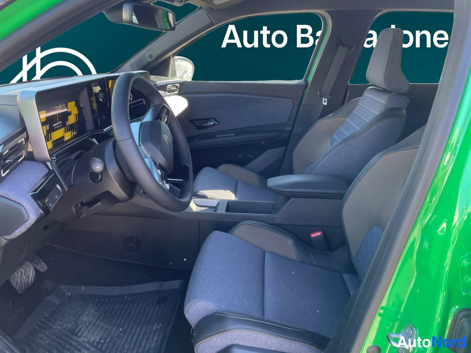 Vihreä Renault 5 E-Tech electric 2026, kuva 13
