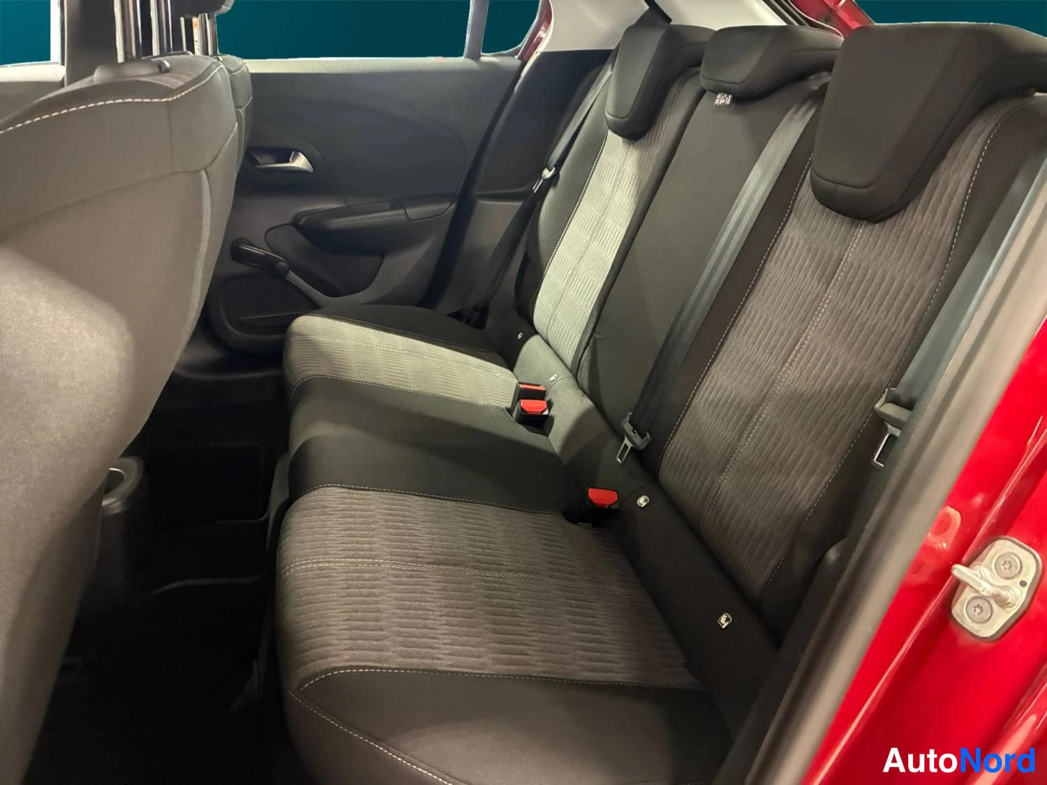Punainen Opel Corsa-e 2023, kuva 17