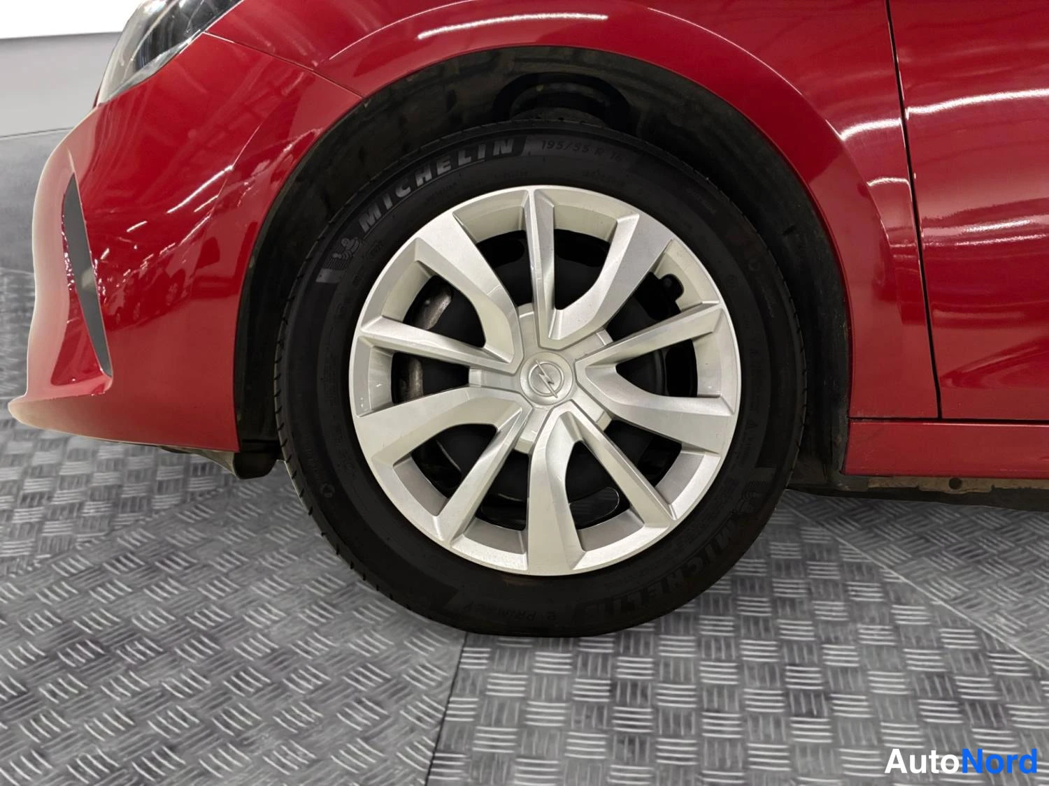 Punainen Opel Corsa-e 2023, edestä, kuva 4