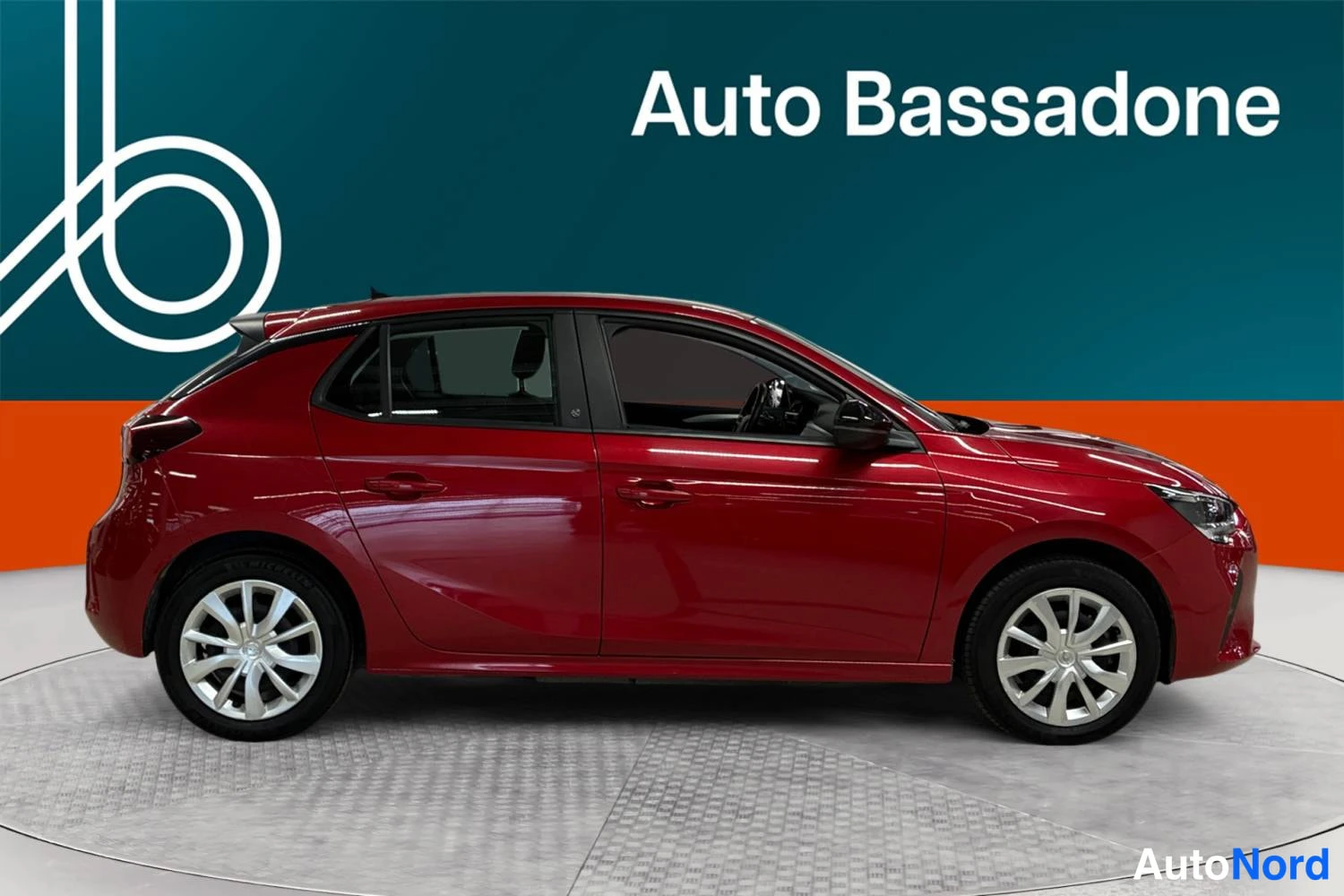 Punainen Opel Corsa-e 2023, sivulta, kuva 5