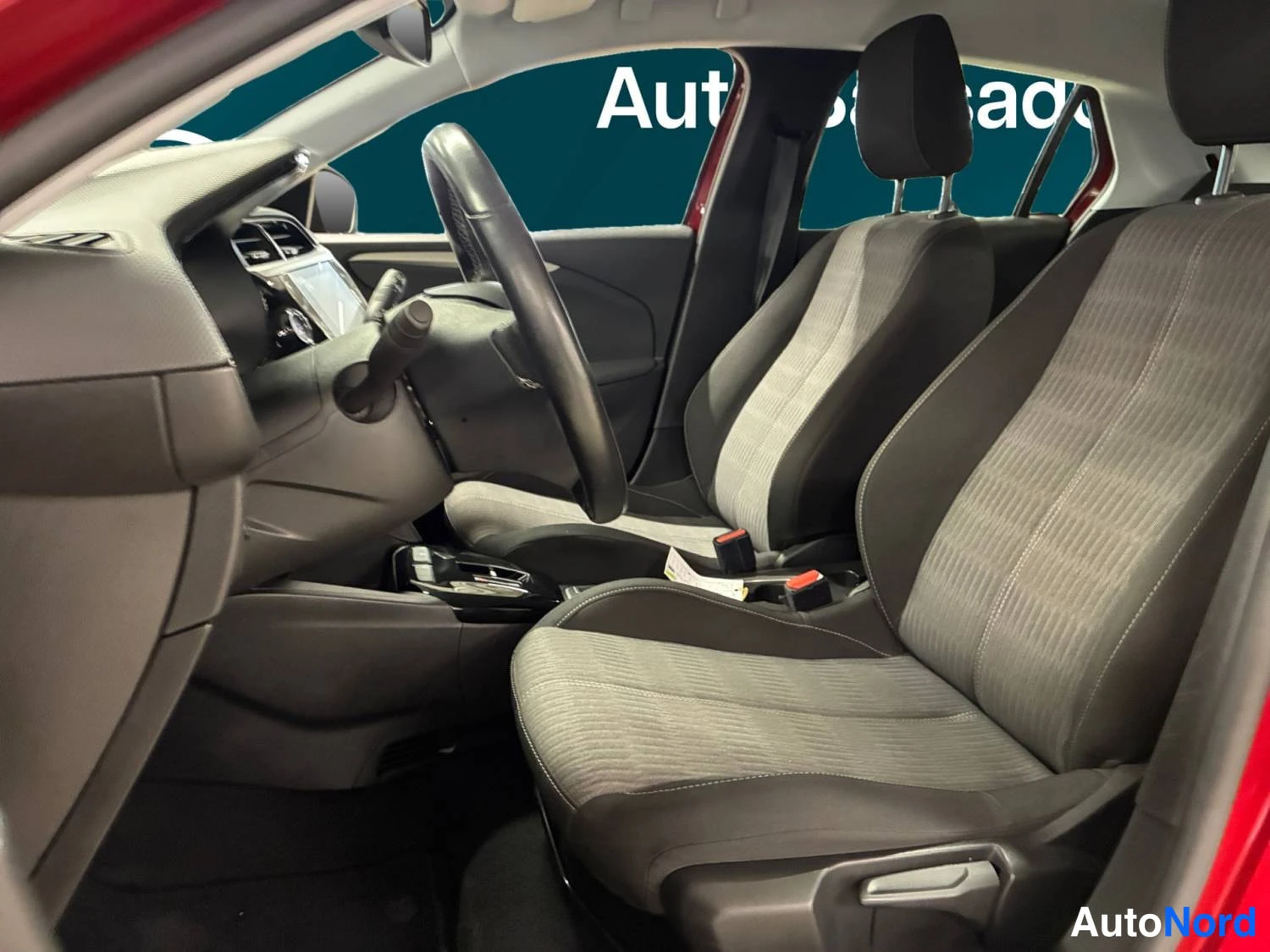 Punainen Opel Corsa-e 2023, sivulta, kuva 7