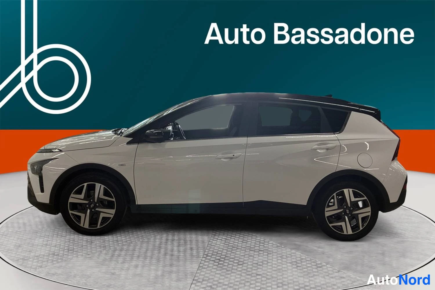 Valkoinen Hyundai Bayon 2023, sivulta, kuva 5