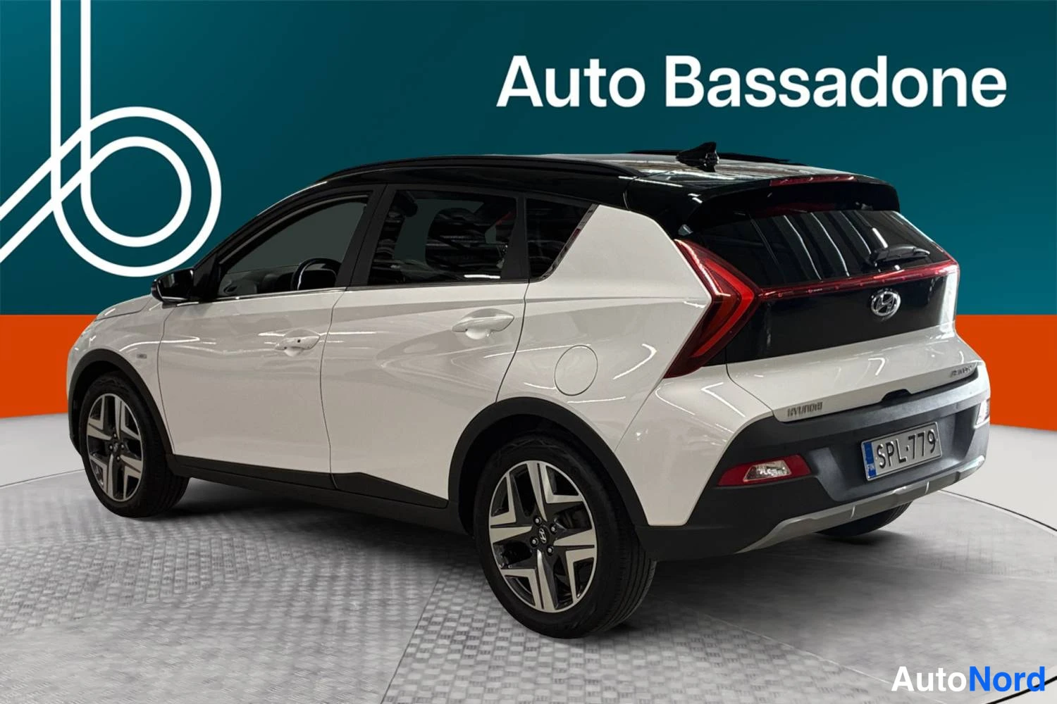 Valkoinen Hyundai Bayon 2023, takaviisto, kuva 6