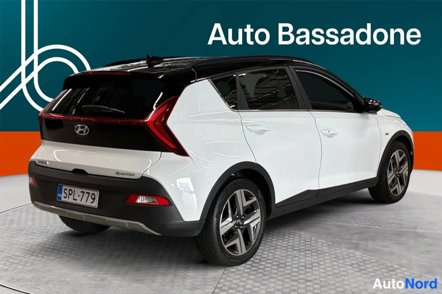 Valkoinen Hyundai Bayon 2023, takaviisto, kuva 7
