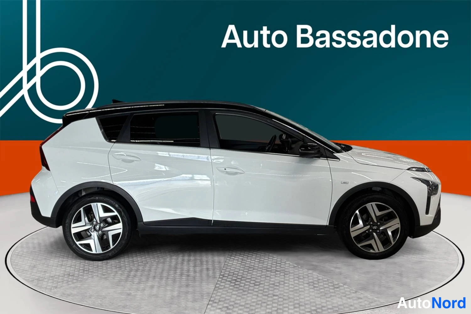 Valkoinen Hyundai Bayon 2023, etuviisto, keula oikealle, kuva 2