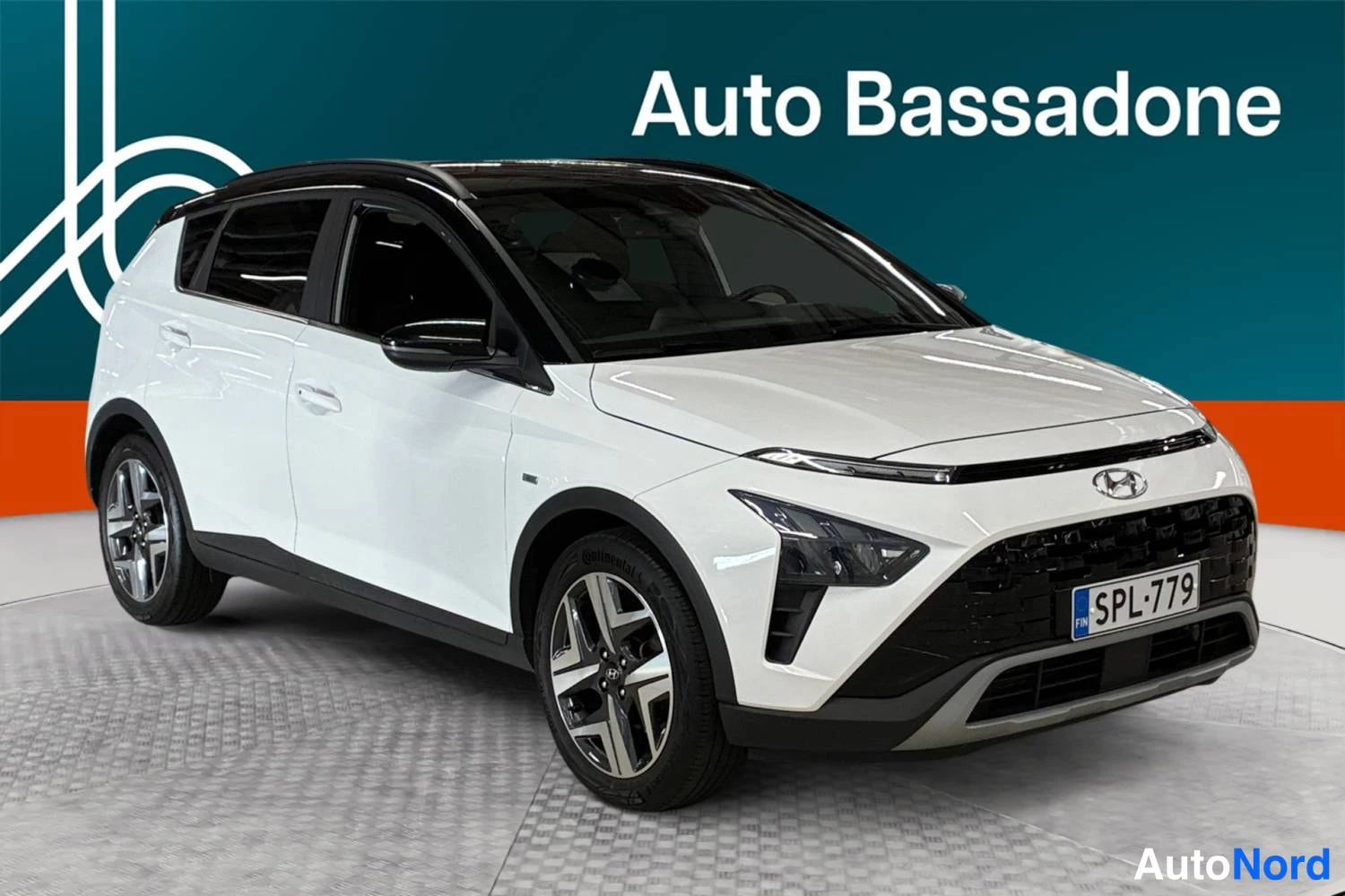 Valkoinen Hyundai Bayon 2023, etuviisto, keula oikealle, kuva 3