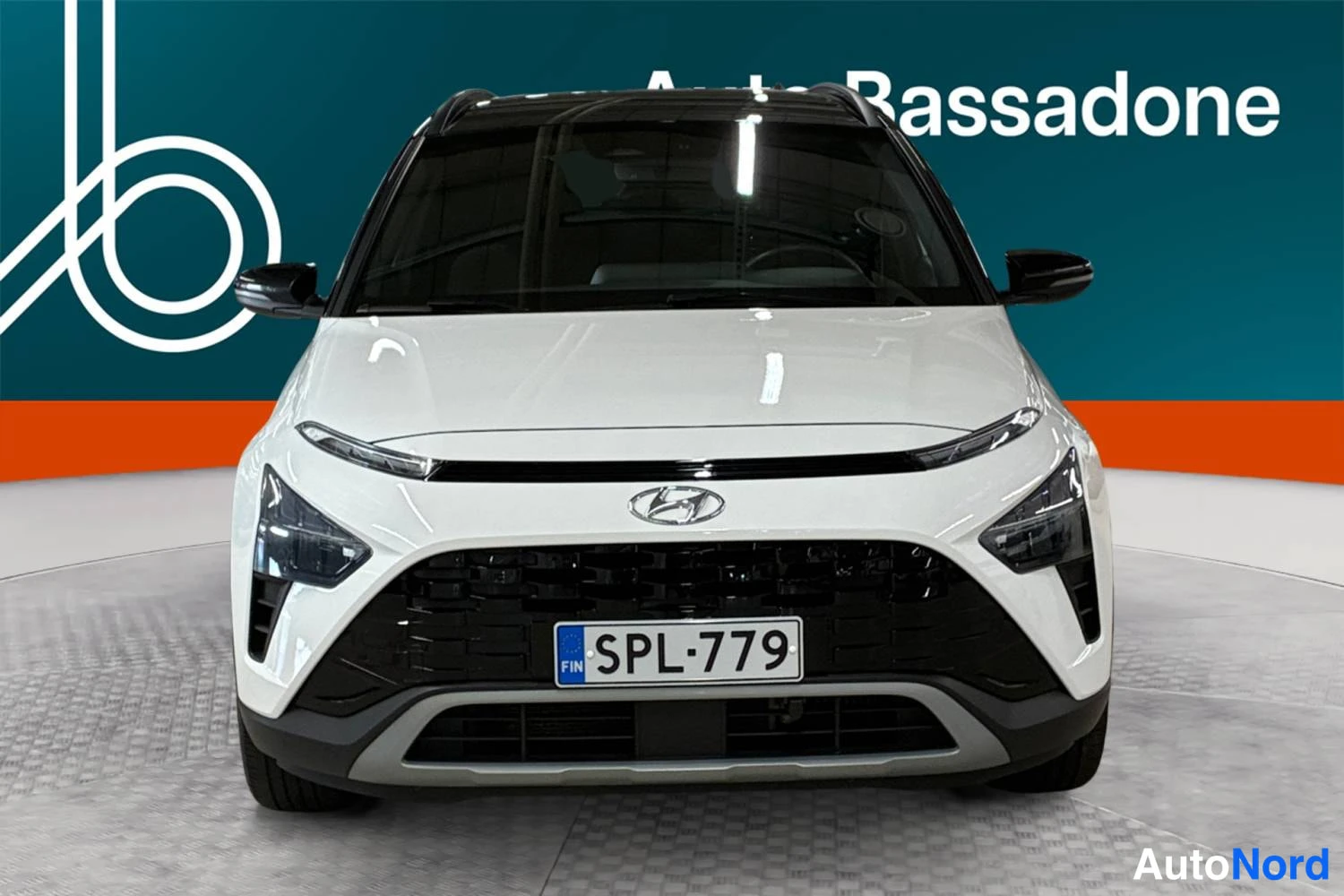 Valkoinen Hyundai Bayon 2023, edestä, kuva 4