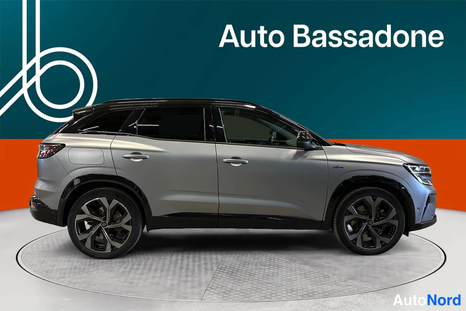 Harmaa Renault Austral 2024, etuviisto, keula oikealle, kuva 2