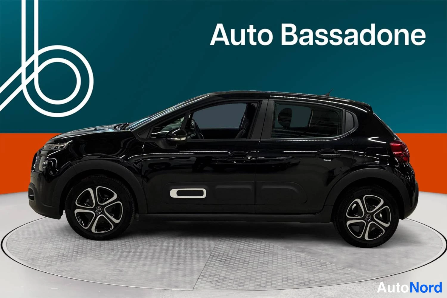 Musta Citroen C3 2024, sivulta, kuva 4