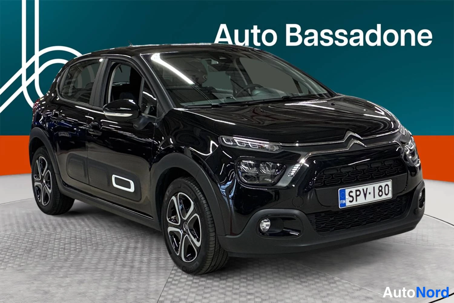 Musta Citroen C3 2024, etuviisto, keula oikealle, kuva 2