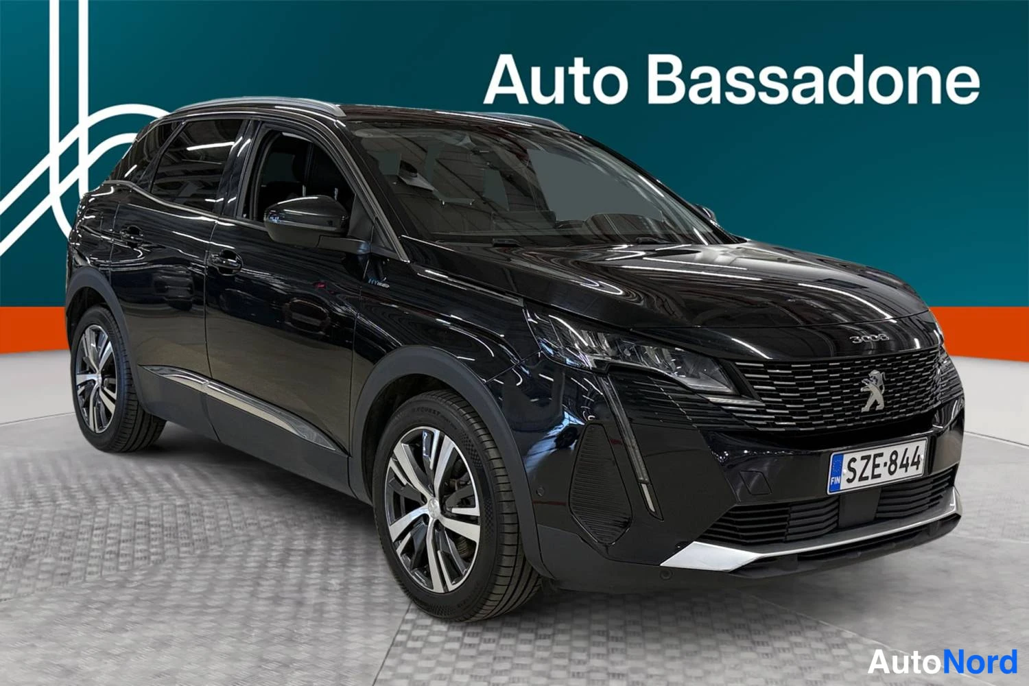 Musta Peugeot 3008 2021, etuviisto, keula oikealle, kuva 2