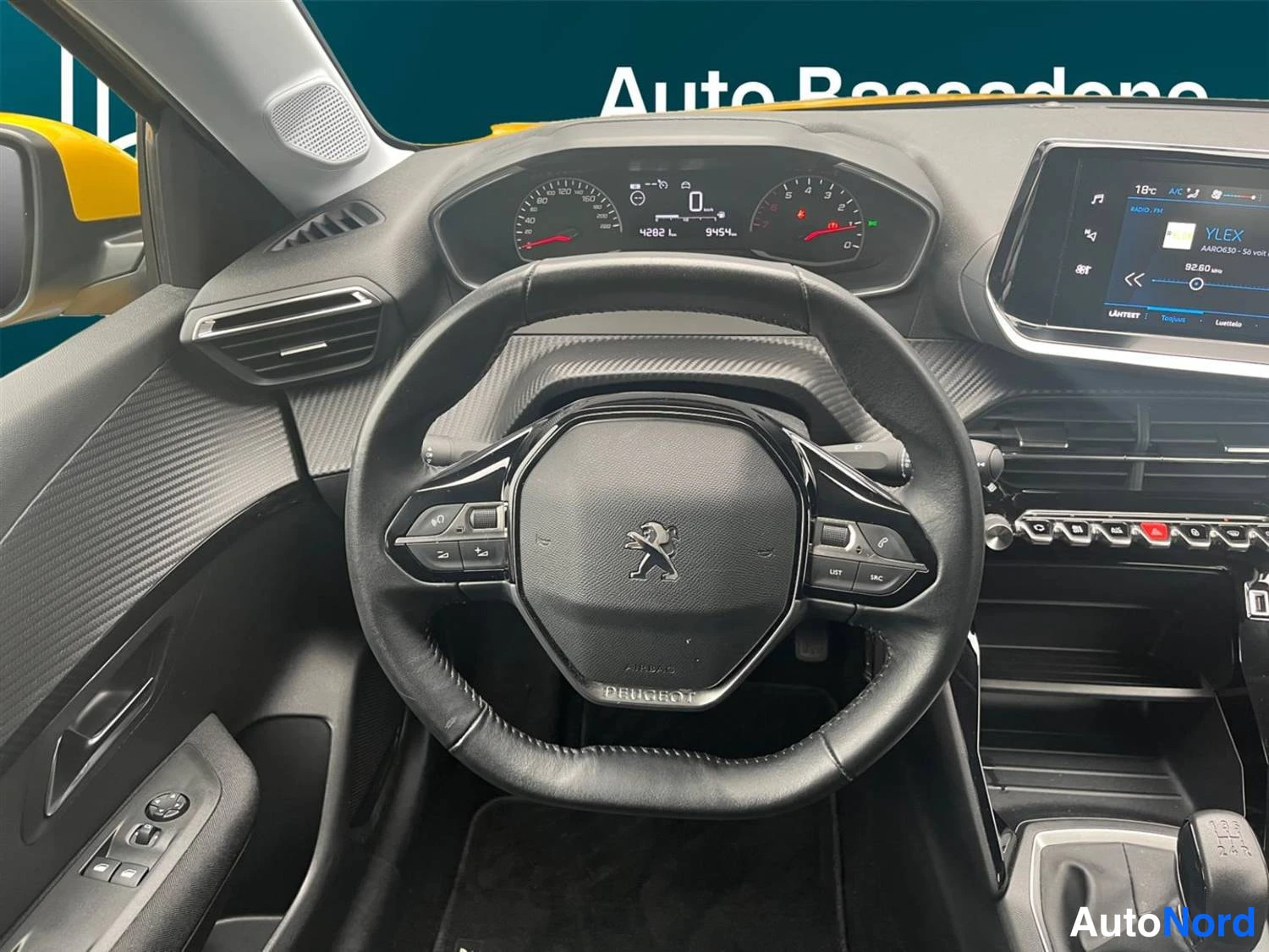 Keltainen Peugeot 208 2021, kuva 11