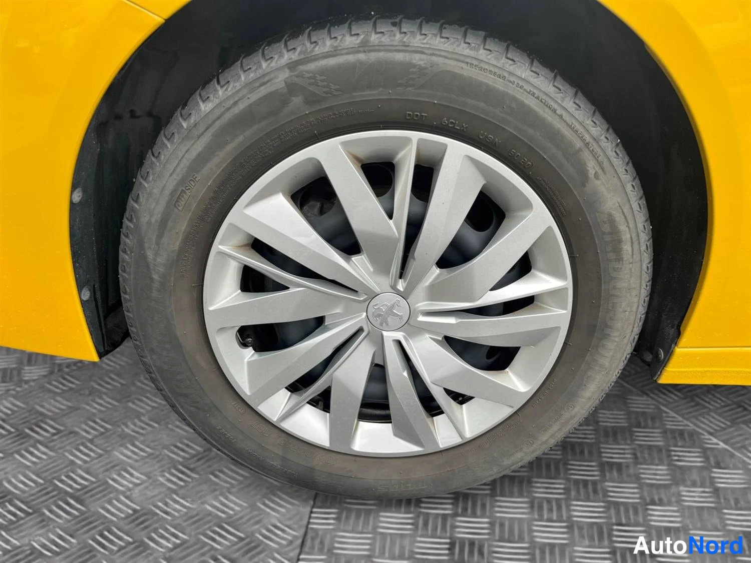 Keltainen Peugeot 208 2021, kuva 12
