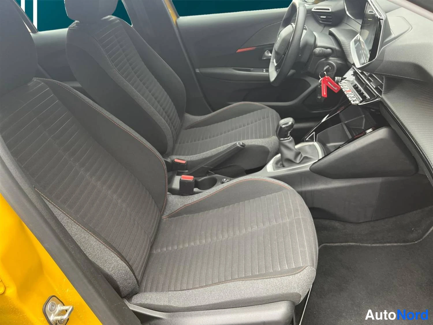 Keltainen Peugeot 208 2021, kuva 13