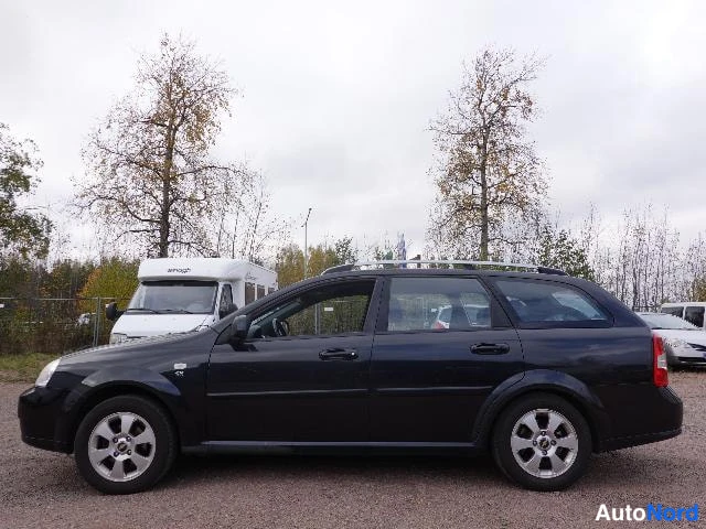 Musta Chevrolet Nubira 2010, etuviisto, keula vasemmalle, kuva 2