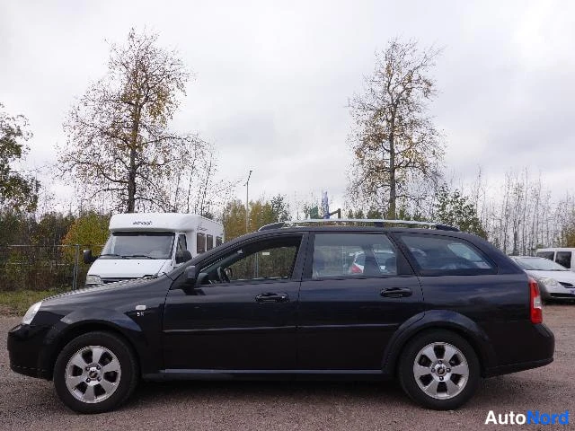 Musta Chevrolet Nubira 2010, etuviisto, keula vasemmalle, kuva 3